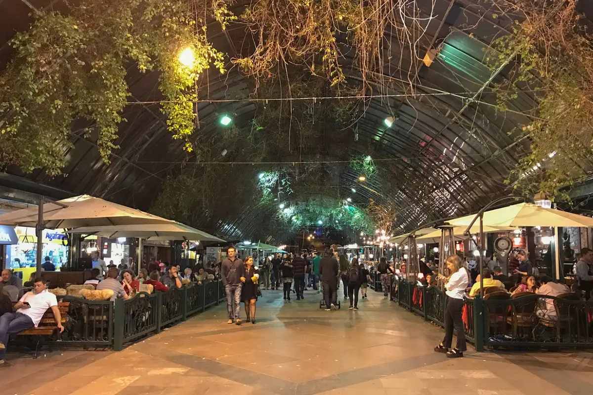 rua coberta cidade de gramado