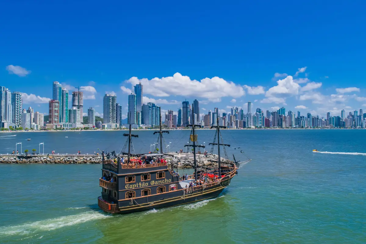 passeio de barco pirata