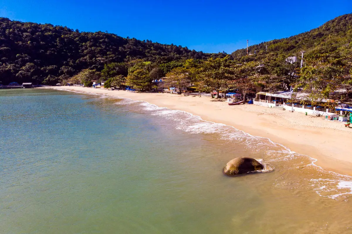 praia de laranjeiras cidade de balneário camboriú